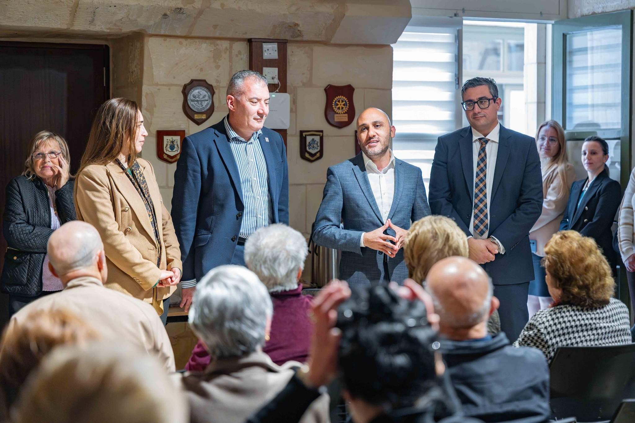 Inizjattivi komunitarji għall-anzjani