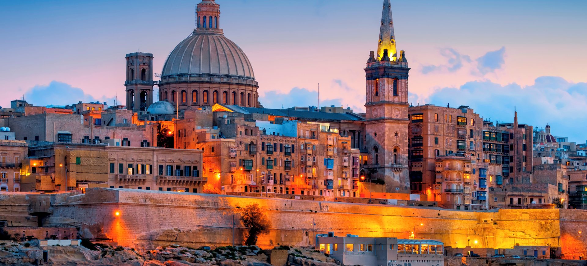 Ix-xena panoramika tal-Belt Valletta fi nżul ix-xemx qabel il-WTTC Global Summit 2026